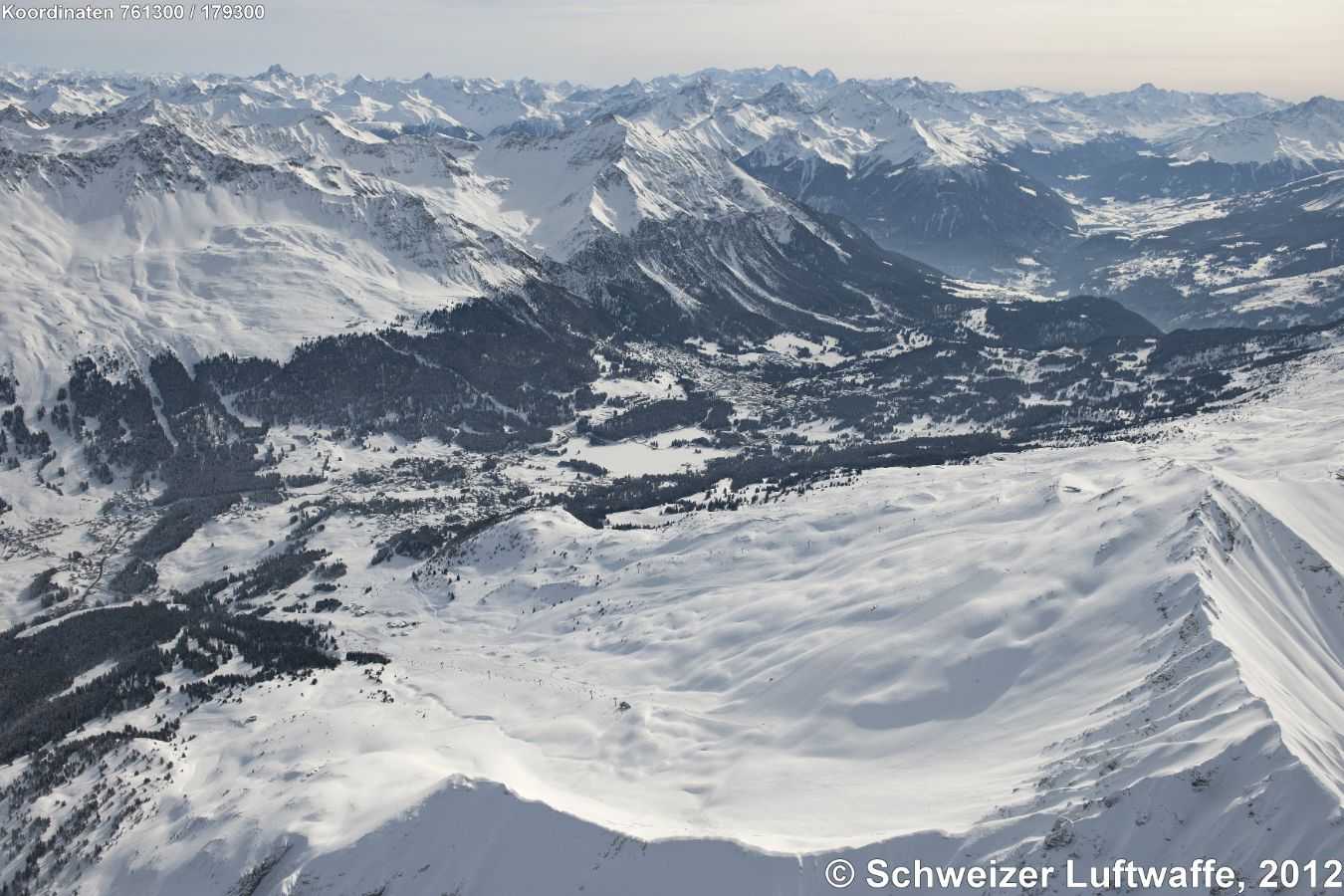 Lenzerheide, Skigebiet Stätzertäli, Stätzerhorn. Heidsee in der Bildmitte, links davor Rchtg Nord: Valbella. Rechts des Heidsees Rchtg Süd: Lenzerheide. Blick gegen rechts Rchtg Tiefencastel.